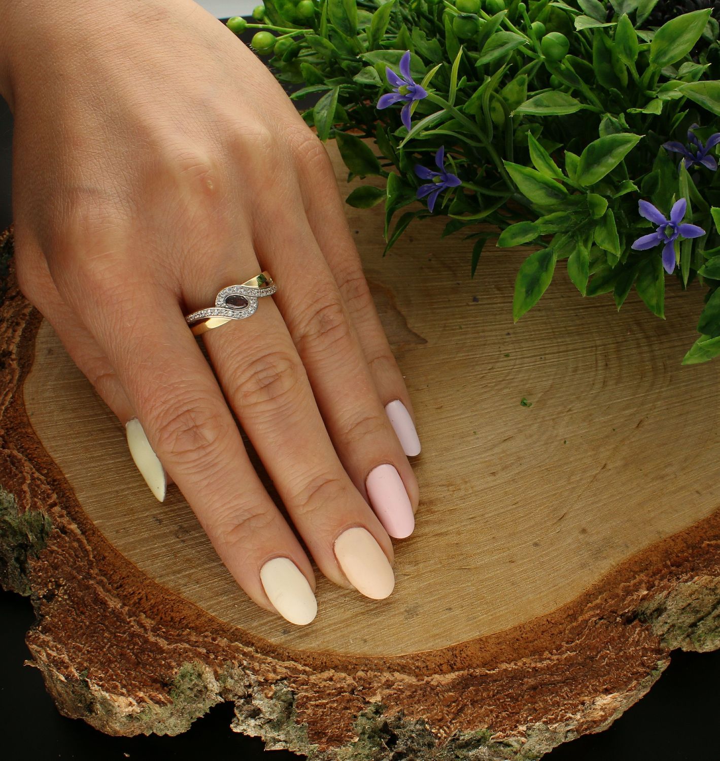 Złoty pierścionek 333 z czerwoną cyrkonią PI 6049E 333.  Złoty pierścionek ozdobiony pasmem cyrkonii. Piękny pierścionek złoty. Pierścionek złoty z czerwoną cyrkonią. Na prezent, na zaręczyny, na rocznicę (1).jpg